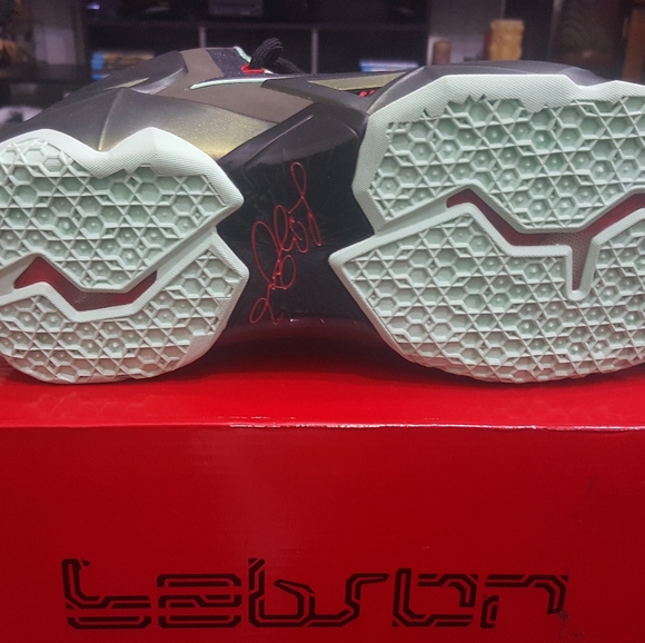 Basketball Shoes - Picture 6 of 8